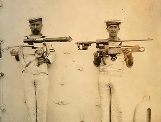 Två sjömän, från HMS Glory, håller i vapen