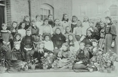 Okänd klass av flickor, 1896