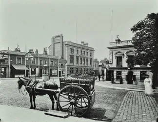 Upper Richmond Road, väster om Putney High Street, visar hästdraget fordon i förgrunden, 1880