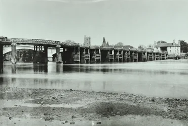 Utsikt över gamla och nya Putney-broar med osthus och Allhelgonakyrkan i bakgrunden, 1885
