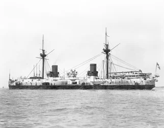Vy över det järnklädda slagskeppet HMS Inflexible (sjösatt 1876) avbildad efter konvertering till militärrigg 1885 (s/v foto)