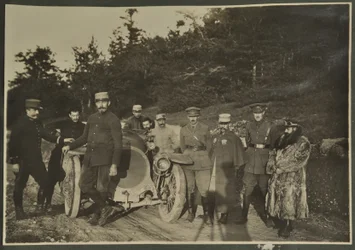 William Lawrence Bragg och Harold Roper som en del av en grupp med en bil på en bergsväg, Vosges, 1915