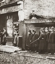 Winston Churchill under belägringen av Sydney Street, London 1911 (svartvitt foto)