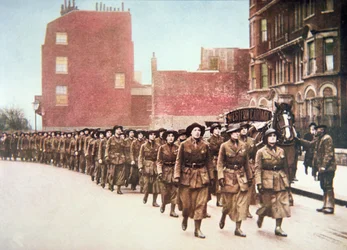 Kvinnor ställer upp frivilligt för en försvarsmarsch genom London (färgad bild)