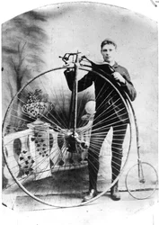 Ung man med en penny-farthing, ca 1870-talet (bw-foto)