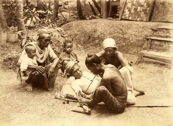 En Shan-man som tatueras, 1890 (sepiafoto)