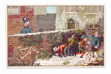 Ett viktorianskt julkort av pojkar som gömmer sig bakom en tegelvägg som kastar en snöboll på en polis, ca 1880 (färg litho)