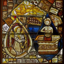 En panel i det östra fönstret föreställande medlidandets Kristus stigande från graven; också en musikerängel med en harpa och St Marks-lejon bland fragment