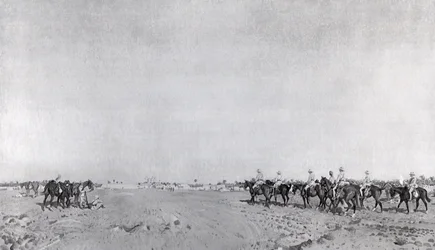 En patrull av 14:e husarer med befälhavare överstelöjtnant R.W. Hewitt DSO närmar sig för att ta turkisk kapitulation vid kapitulationen av Kazimain, 11 mars 1917, publicerad ca 1918 (photolitho)