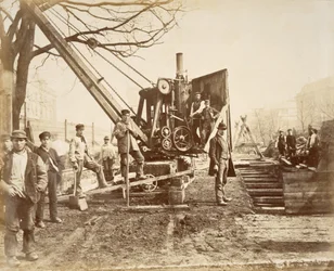 En ångkran i drift under byggandet av Circle Line i Paddington, London, ca 1890 (albumintryck på kort)