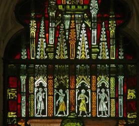 Ett fönster i Lady Chapel föreställande en baldakin med figurer