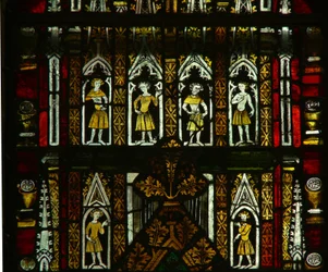 Ett fönster i Lady Chapel föreställande baldakinfigurer