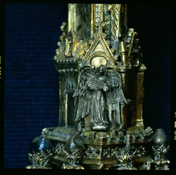 Ängel som spelar en gittern med ett plektrum, detalj från crozier av William of Wykeham (ca 1320-1404) (förgylld silver) (se 205100-32)