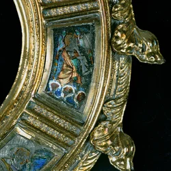 Ängel som spelar ett blåsinstrument, detalj från William of Wykehams crozier (ca 1320-1404) (förgylld silver & champleve-emalj) (se 205100-32)