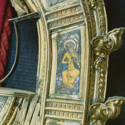 Ängel som spelar flöjt, detalj från crozier av William of Wykeham (ca 1320-1404) (förgylld silver & champleve emalj) (se 205100-32)