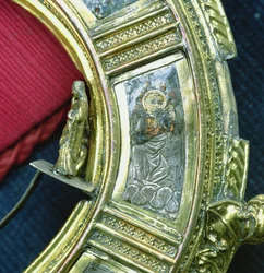 Ängel spelar trumf, detalj från crozier av William of Wykeham (ca 1320-1404) (förgylld silver & champleve emalj) (se 205100-32)