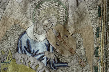 Ängel som spelar altfiol, detalj från fronten av Steeple Aston Cope, ca 1340-talet (silverförgylld tråd och färgat siden på fawn sidenkypert)