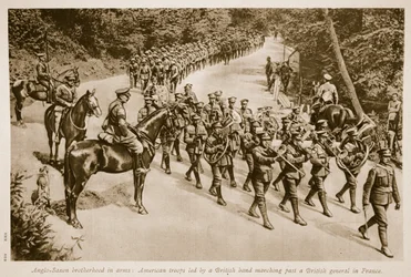 Anglo Saxon vapenbroderskap: Amerikanska trupper ledda av ett brittiskt band som marscherar förbi en brittisk general i Frankrike, 1914-19