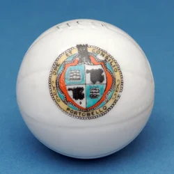 Armorial souvenir miniatyrfotboll med dekorativ överföring av Portobello-skölden (keramik)