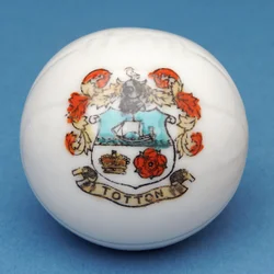 Armorial souvenir miniatyrfotboll med överföring av Totton vapen (keramik)