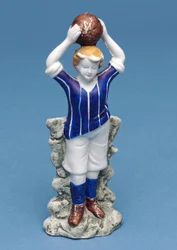 Bisque figur av en fotbollsspelare som kastar in bollen (keramik)