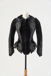 Svart sammetsjacka broderad med påsytt svart siden och metallpärlor, slutet av 1890-talet