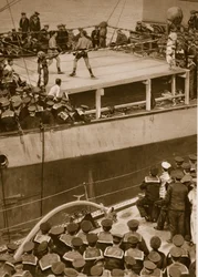 Boxningstävling ombord på ett krigsfartyg, med besättningen på ett andra fartyg som extra åskådare, 1914-19