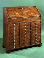 Bureau med många små lådor och bullfötter, ca 1710 (valnöt)