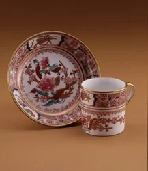 Kaffekopp och fat i kinesisk stil, Spode, Staffordshire, ca 1800 (porslin)