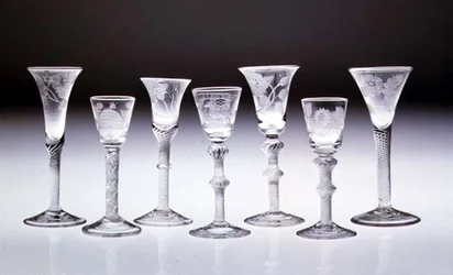 Samling graverade glasögon med ogenomskinliga och luftvridna stjälkar (glas)trumpet