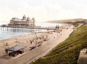 Colwyn Bay Promenade, från stationen (handfärgat foto)