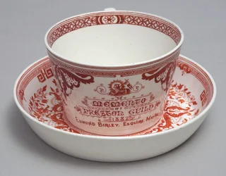 Jubileums tekopp och fat som läser A Memento of Preston Guild 1882, Minton, England, ca 1882 (lergods)