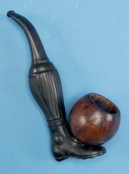 Kompositionspipa med skaft i form av ett ben och en avtagbar träskål