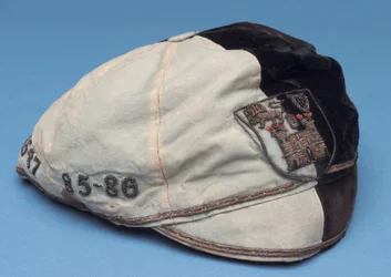 Dekorativ mössa, sent 1800-tal (sammet)