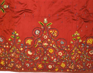 Detalj av en viktig kjol eller underkjol av röd silke som sägs ha broderats av Mary, drottning av Skottland för drottning Elizabeth I medan hon var fången i Hardwick