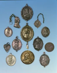 Engelska inbördeskrigsmärken för anhängare av Charles I (1625-49) (metall)