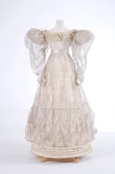 Aftonklänning, 1829 (silke och maskinvävd gasväv)