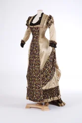 Aftonklänning, 1870-tal (silkesatin)