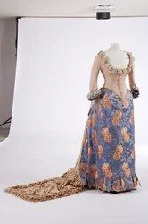 Aftonklänning, 1880-tal (vävt siden, räfflat siden och brokad)