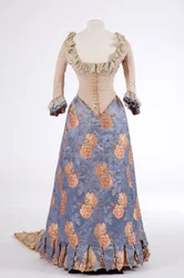 Aftonklänning, 1880-tal (vävt siden, räfflat siden och brokad)