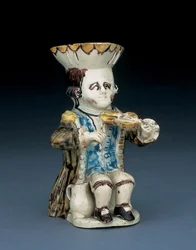 Toby-kanna med en fiolspelare, hans hatt med brun och gul uddkant, hans bruna hår inristat och bundet i stångpiska med en vit rosett, i en brunlavyrerad frackrock, ca 1770