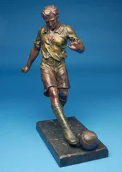 Figur som sparkar en boll (kallmålad spelter)