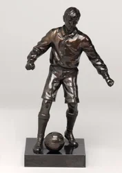 Fotbollsspelare, del av en klocksats (målad spelter) (se även 315475-315477)