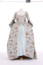 Framifrån av en ryggklänning, 1760-tal (brokad siden)