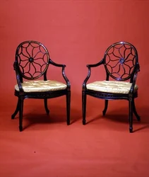 George III eboniserade och förgyllda fåtöljer i Chippendale-stil, slutet av 1700-talet.