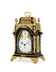 George III ormolu-monterad eboniserad slående och musikalisk åttadagars bordsklocka av liten storlek, c.1765 (ormolu & eboniserat trälåda)