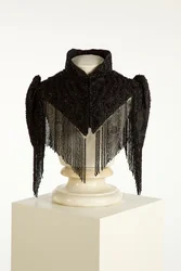 Svart pelerine eller cape med hög krage, ca 1890-1900 (silke & jet)