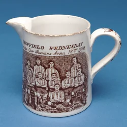 Kanna dekorerad med Sheffield Wednesday-teamet, 1896 (keramik)