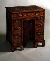 Knähålsskrivbord, c.1710 (valnöt)