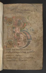Stor initial med beast-head terminals, interlace och bladdekor i rosa, orange, gult, grönt och blått (vellum)